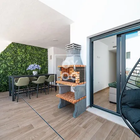 Apartment Casa De Adamant - Ground Floor With Bbq, Shared Jacuzzi And Pool By Oyoostays Torrevieja